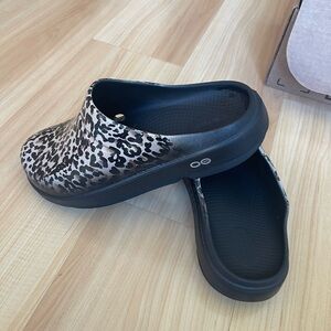 Oofos. Good condition. It’s a size 10